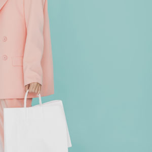 femme tailleur rose shopping